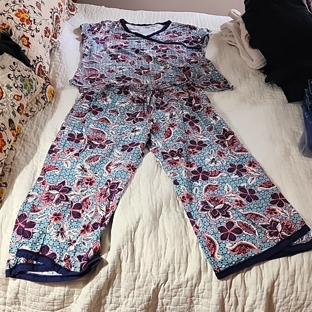 Garnet Hill Asian Wrap Organic cotton cropped pajamas, size M.